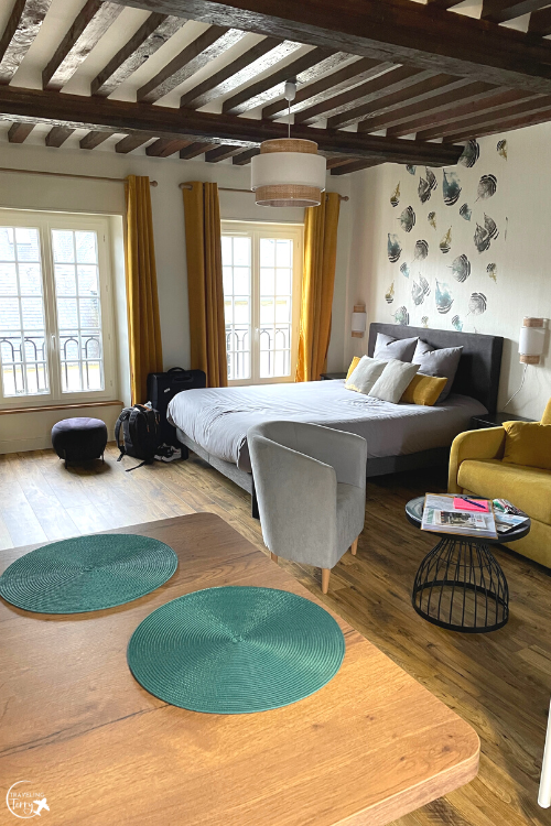 the picture shows a queen sized bed in a flat in Bayeux France