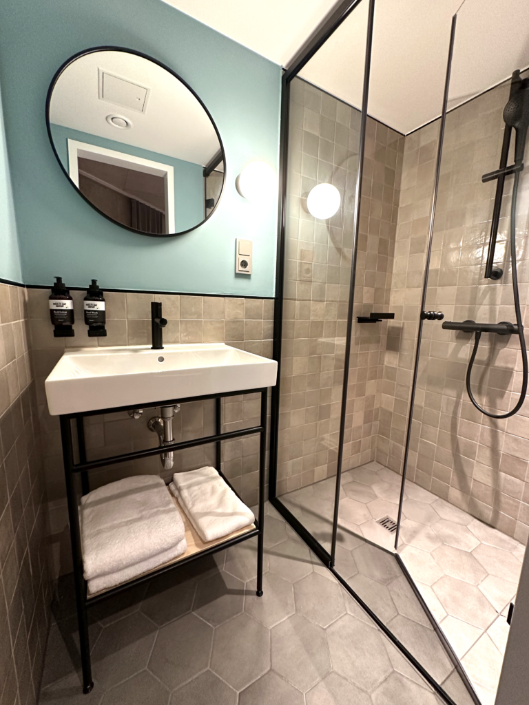 Villa Viva Hamburg 4 Stylish and contemporary bathroom at Villa Viva Hotel in Hamburg featuring a glass-enclosed shower and modern fixtures.