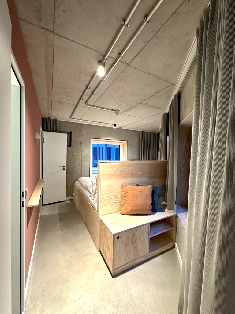 Villa Viva Hamburg 5 Cozy bedroom at Villa Viva Hotel in Hamburg with minimalist decor and comfortable bedding, perfect for a relaxing stay.